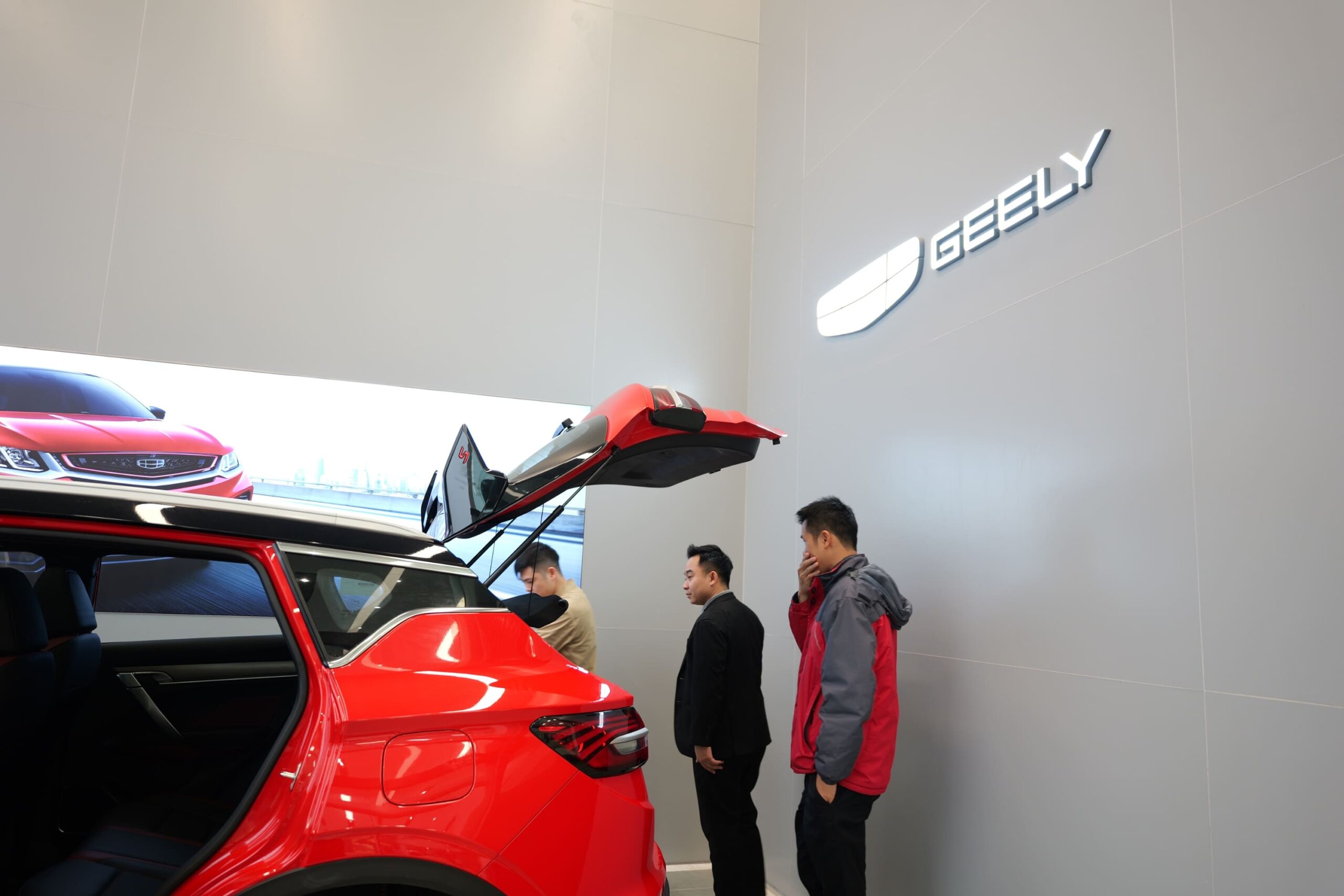 52 scaled Đội ngũ Geely Việt Nam hỗ trợ khách hàng nhiệt tình
